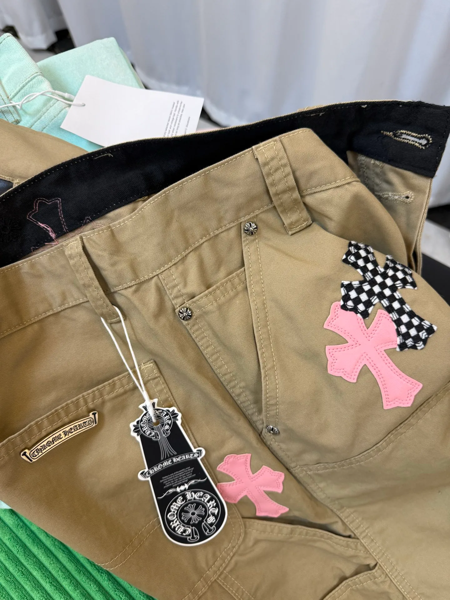 P280 Style number: D335 🔥Chrome Hearts khaki pink leather work jeans Size: s-XXL (28 30 32 34) Color: Khaki Size reference 28 pants length 100 waist 72 30 pants length 101 waist 76 32 pants length 103 waist 80 34 pants length 104 waist 84